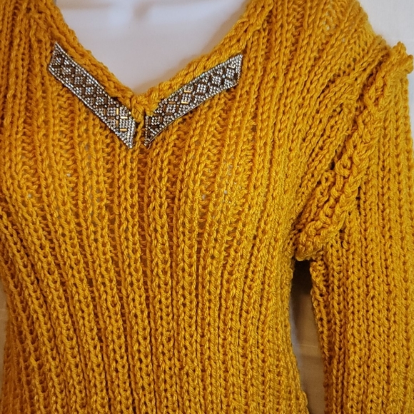 Sweater. /I DO NOT ACCEPT RETURNS - Picture 2 of 3